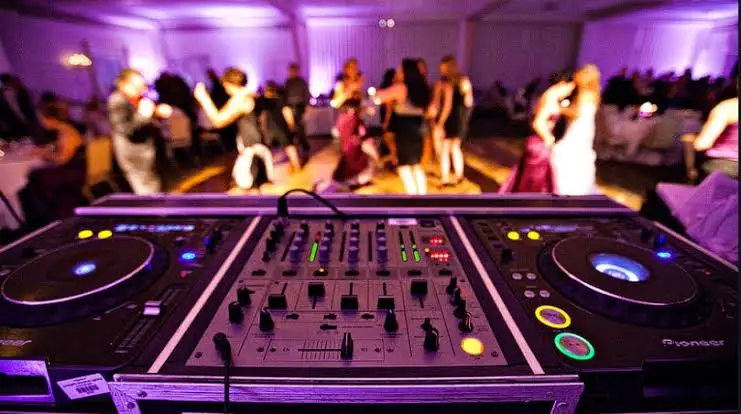 7 Mistakes Couples Make When Hiring a Wedding DJ in Maine